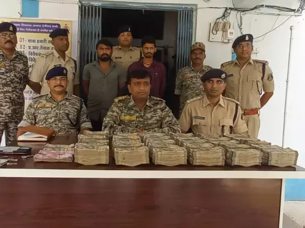 बोरी में 80 लाख: कार की सीट के नीचे छुपाकर ले जा रहे थे 80 लाख रूपए, पुलिस ने तलाशी ली तो उड़ गए होश...