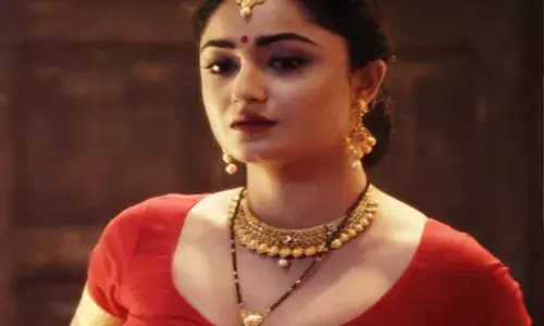 आश्रम की एक्ट्रेस बरपा रही कहर, बिकनी पहन स्विमिंग पूल में उतरी... बोल्ड अवतार देख फैंस हुए दीवाने