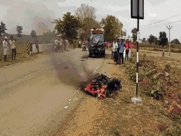 CG- दर्दनाक एक्सीडेंट: एक बाइक में सवार होकर युवती सहित 3 दोस्त लौट रहे थे घर, पिकअप से हुई भिड़न्त, दो की जलकर मौत, दो घायल...