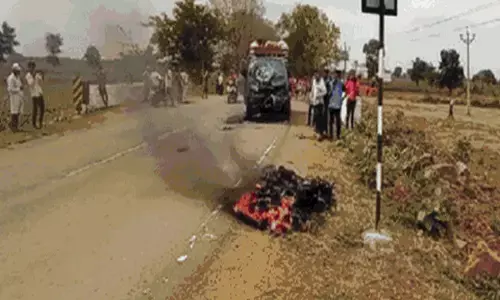 CG- दर्दनाक एक्सीडेंट: एक बाइक में सवार होकर युवती सहित 3 दोस्त लौट रहे थे घर, पिकअप से हुई भिड़न्त, दो की जलकर मौत, दो घायल...