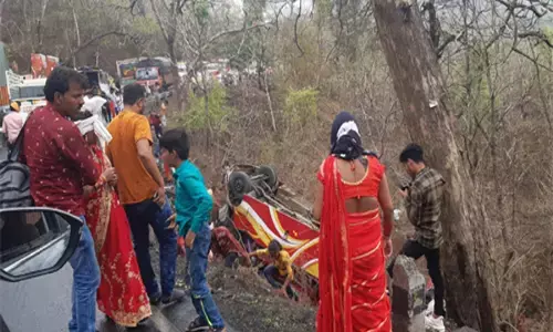 बड़ा हादसा: यात्रियों से भरी बस 50 फीट गहरी खाई में गिरी, 6 की मौत, कई घायल...60 लोग थे सवार