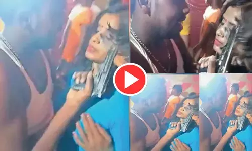 VIDEO: युवक ने बार बालाओं के साथ किया तमंचे पर डांस... देखें