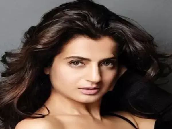 अमीषा पटेल पर चढ़ा बोल्डनेस का बुखार, ब्रा में हुस्न दिखाकर फैंस को किया क्लीन बोल्ड... देखें