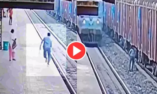 VIDEO: तेज रफ्तार से आ रही थी ट्रेन,  रेलवे कर्मचारी ने जान जोखिम में डालकर एक शख्स की बचाई जान
