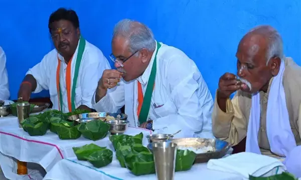 मुख्यमंत्री बघेल ने किसान के घर किया भोजन... बोले- खाना खाकर जो आनंद मिला वो किसी रेस्टोरेंट में भी नहीं मिलता..