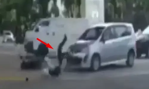 VIDEO : शख्स का हुआ भयानक एक्सीडेंट, फिर बीच सड़क पर करने लगा अजीबोगरीब हरकत...