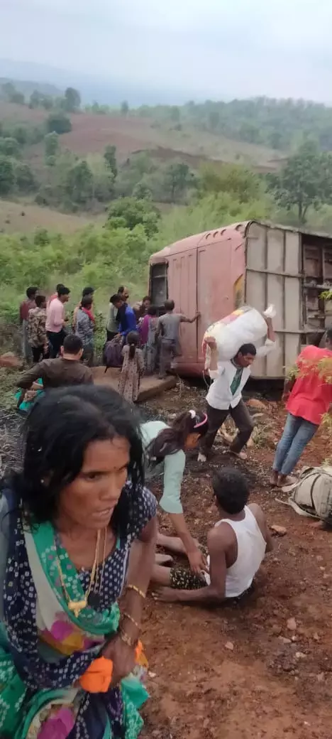 बस पलटी, 2 की मौत: यूपी से बिलासपुर लौट रहे मजदूरों की बस कवर्धा के पोलमी घाट में पलटी, 20 से अधिक घायल