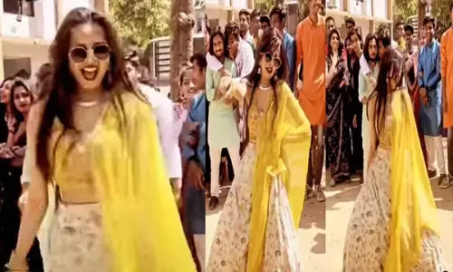 VIDEO: इस लड़की ने किया ताबड़तोड़ डांस, पुष्पा के गाने मचाया धमाल... देखने के लिए सड़क पर इकट्ठा हो गए लोग