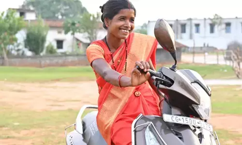 गोबर बेचकर खरीदी स्कूटी : अब आने-जाने में नहीं होती कोई दिक्कत, कौशल्या का सारा काम होता है झटपट