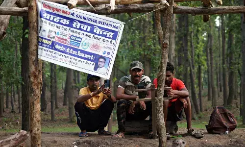 ग्राहक सेवा केंद्र: अचानकमार के जंगल में सिर्फ इसी जगह लगती है युवाओं की भीड़, जानें क्यों