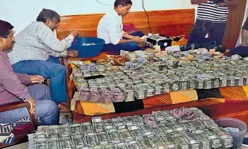 11 साल की नौकरी में इंस्पेक्टर बन गया करोड़पतिः छापेमारी में चार बोरे में मिला 4 करोड़ कैश, नगदी देख अधिकारियो के छुटे पसीने....