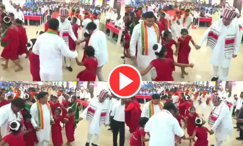 थिरके सीएम भूपेश: आत्मानंद अंग्रेजी स्कूल के बच्चों के आग्रह पर जमकर थिरके CM भूपेश