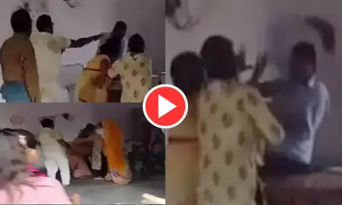 स्कूल के प्रिंसपल ने महिला शिक्षामित्र को चप्पल से बेदम पीटा, सोशल मीडिया पर VIDEO वायरल...