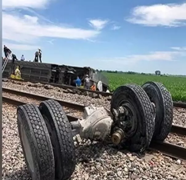 बड़ा ट्रेन हादसा: 40 यात्रियों की मौत , कई घायल...तेज रफ्तार ट्रक से जा टकरा कर पटरी से उतरी ट्रेन, मृतकों में स्टूडेंट्स भी... बड़ा ट्रेन हादसा: 40 यात्रियों की मौत , कई घायल...तेज रफ्तार ट्रक से जा टकरा कर पटरी से उतरी ट्रेन, मृतकों में स्टूडेंट्स भी...