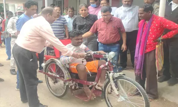 अनीश के लिए अब दूर नही रहेगी मंजिल, कलेक्टर ने जनदर्शन में तत्काल दिलाई ट्राईसाईकिल....