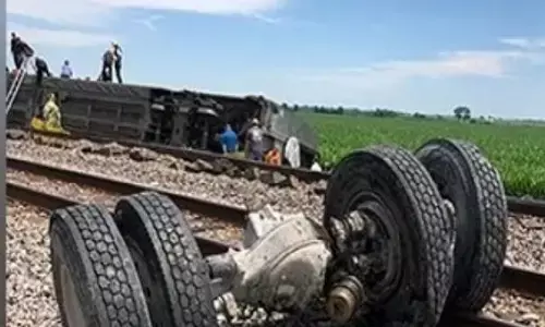 बड़ा ट्रेन हादसा: 40 यात्रियों की मौत , कई घायल...तेज रफ्तार ट्रक से जा टकरा कर पटरी से उतरी ट्रेन, मृतकों में स्टूडेंट्स भी...