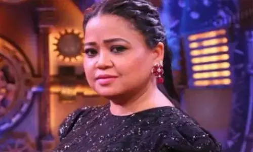 भारती सिंह ने जमीन पर लेटकर किया नागिन डांस, हंस हंसकर लोट-पोट हुए लोगों... देखें वीडियो