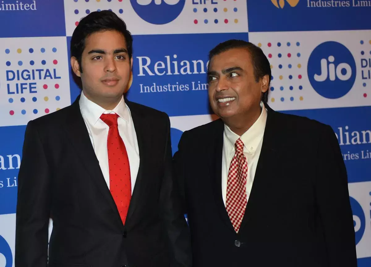 मुकेश अंबानी का इस्तीफा: Reliance Jio के चेयरमैन बने 30 साल के आकाश; अगली पीढ़ी के हाथों होगी कमान
