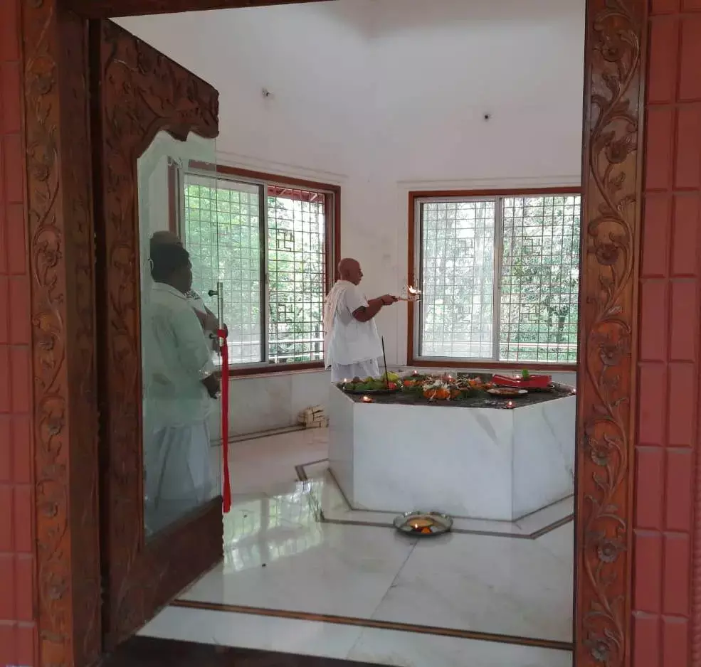 अघोरेश्वर बाबा भगवान राम की समाधि स्थल पर श्रीमहाविभूति कलश की स्थापना, बाबा संभवराम ने की विशेष पूजा-अर्चना