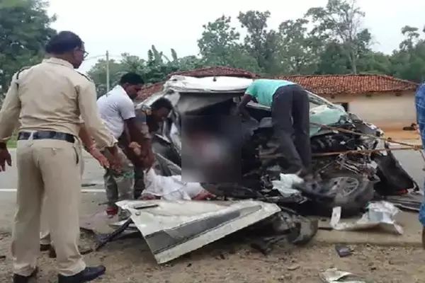CG-भीषण हादसे में दो कारोबारियों की मौत: तेज रफ्तार ट्रक ने कारोबारी भाइयों की कार को मारी जोरदार टक्कर, दो की मौत, तीन गंभीर