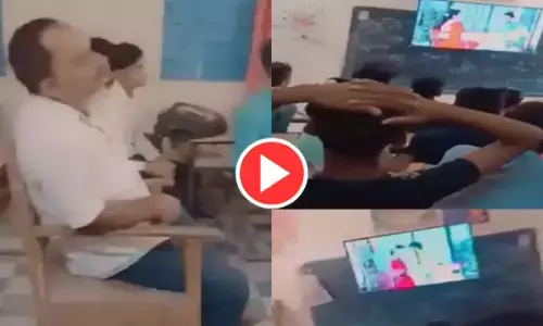 शिक्षक क्लास में देख रहा था अश्लील सॉन्ग, स्टूडेंट ने बना लिया वीडियो...इंटरनेट पर जमकर हो रहा वायरल