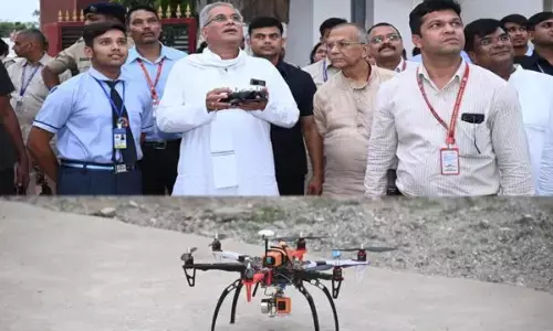 मुख्यमंत्री भूपेश ने उड़ाया ड्रोन: बच्चों के आग्रह पर CM ने आसमान की ऊंचाइयों तक उड़ाया ड्रोन, स्कूल कैम्पस में कराया लैंड
