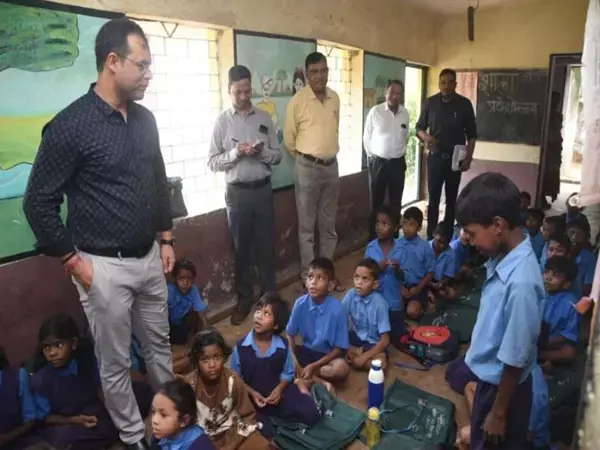 स्कूलों में गंदगी देख बिफरे कलेक्टर, प्रधान पाठक को नोटिस, दो शिक्षकों का वेतन रोकने के निर्देश