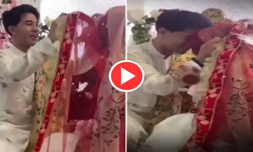 VIDEO: दुल्हन को देख दूल्हे ने दिया ऐसा रिएक्शन, करने लगा कुछ ऐसा... लोग बोले- इतना प्यार... देखें