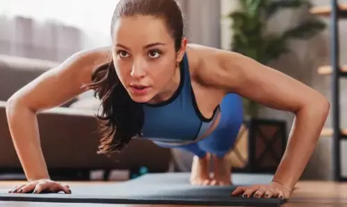 Monsoon में Fit & Fine: बारिश में घर पर ही करें वर्कआउट, इन हेल्थ टिप्स से रखें खुद को एनर्जेटिक