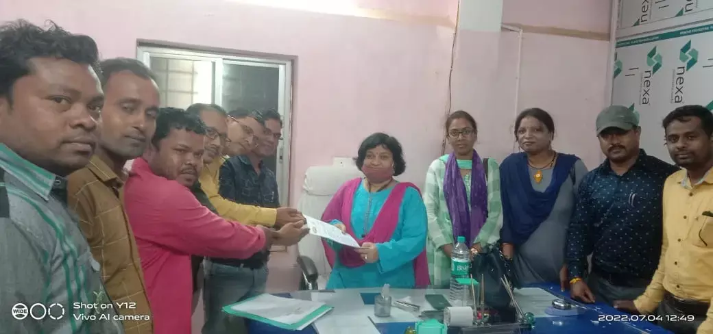 शिक्षकों के प्रमोशन के लिए ज्ञापन: 1 जुलाई 2019 को संविलियन हुए शिक्षकों को प्रमोशन में शामिल करने जॉइंट डायरेक्टर से मिले शिक्षक