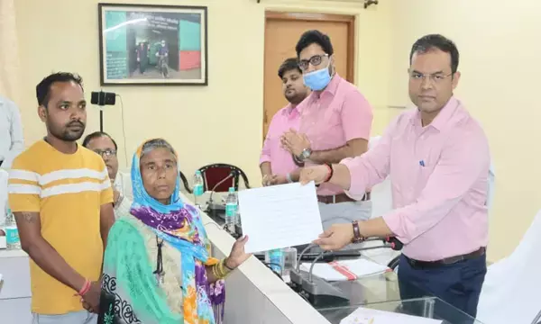 कलेक्टर जनदर्शन में बिखरी खुशियां, अब मुन्नी को नही होगी इलाज की चिंता...लोगो ने की कलेक्टर की तारीफ