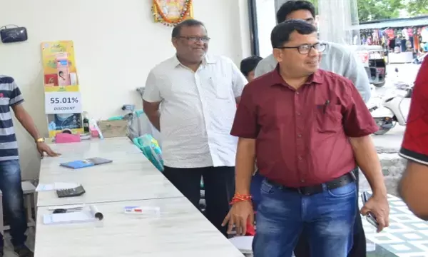 कलेक्टर झा ने नगर निगम क्षेत्र में स्थित धनवंतरी जेनरिक मेडिकल स्टोर्स का किया निरीक्षण