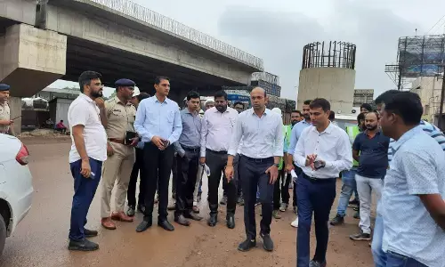 एक्शन में कलेक्टर: कलेक्टर ने टाटीबंध से खरोरा तक किया दौरा... ठेकेदार, सब इंजीनियर को नोटिस; रीडर की वेतन वृद्धि रोकने आदेश