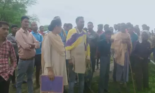 प्रेमी-प्रेमिका की लाश: 13 साल की लड़की और 18 साल के लड़के ने बबूल के पेड़ पर लगाईं फांसी...