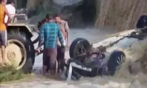 दर्दनाक हादसा: पर्यटकों से भरी कार नदी में गिरी, गाड़ी सवार 10 में 9 की मौत, एक को बचाया गया