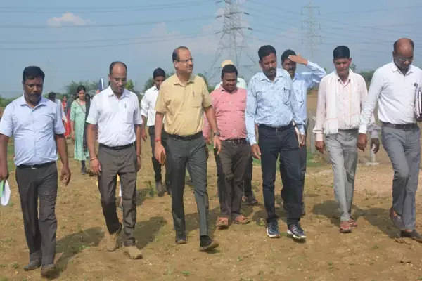 जब कलेक्टर हो गए कीचड़ से लथपथ...गौठान में हुए कार्यों को करीब से देखने कीचड़ और मिट्टी में चलते रहे..