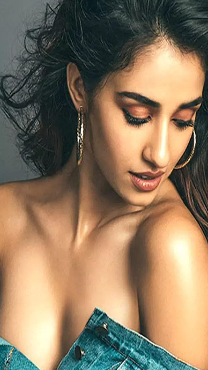 दिशा पटानी ने साड़ी में की फोटोशूट