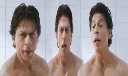 VIDEO: बाथरूम में शर्टलेस नजर आए शाहरुख खान, Video ने किंग खान की बॉडी देख फैंस हैरान...