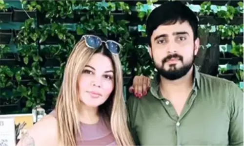 राखी सावंत ने अपने बॉयफ्रेंड को पीटा, दबाया गला- जमकर चले लात घूसे...