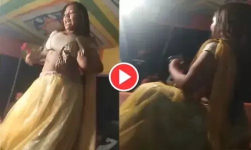 बार बालाओं का पिस्टल डांस, बारात में हाथ में पिस्टल लेकर डांस करती दिखी डांसर...देखें वीडियो