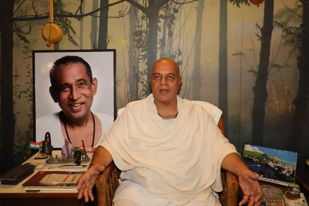 धर्म के नाम पर लड़ने वाले अल्पज्ञानी हैं, मिल जुलकर रहने के लिए धर्म एक सामाजिक व्यवस्था है-बाबा संभव राम