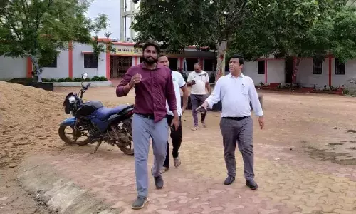 लिंगियाडीह स्कूल का नगर निगम कमिश्नर ने किया निरीक्षण,सितबंर तक कार्य को पूरा करने के निर्दे