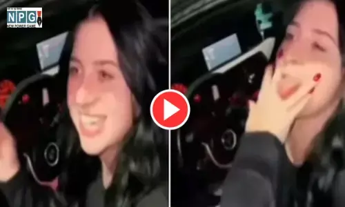 VIDEO-लड़कियों ने एक-दूसरे को किया अजीबोगरीब गुड BYE, देखकर हंसते-हंसते लोटपोट हुए लोग... बोले- अबे ये क्या था!