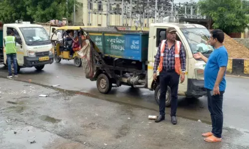 सड़क पर ही बना दिया था कचरा ट्रांसफर स्टेशन,निगम कमिश्नर ने पकड़ा...