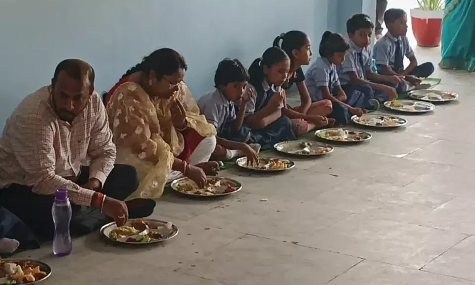 कलेक्टर दयाराम पहुचें स्वामी आत्मानन्द स्कूल बच्चों के साथ किया दोपहर का भोजन...आश्रम,आंगनबाड़ी,स्कूल या स्वास्थ्य केंद्र, सदैव गरम एवं पौष्टिक भोजन परोसने के संस्था प्रमुखो को दिए निर्देश