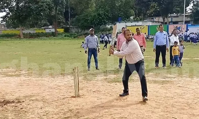 कलेक्टर ने बच्चो के साथ खेला क्रिकेट,आजमाए दो दो हाथ... लगाए जमकर चौके छक्के...