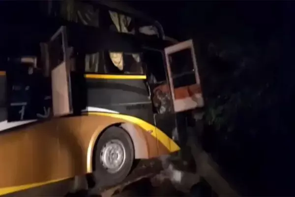 भीषण सड़क हादसाः बस और ट्रक में जोरदार भिड़ंत, ड्राईवर सहित 6 की मौत, 44 यात्री घायल...