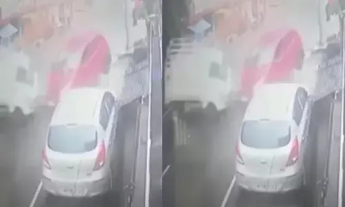 VIDEO- भयानक हादसा: बारिश में नहीं रुकी तेज रफ्तार कार, पिकअप गाड़ी को मारी ज़ोरदार टक्कर... घटना CCTV में कैद