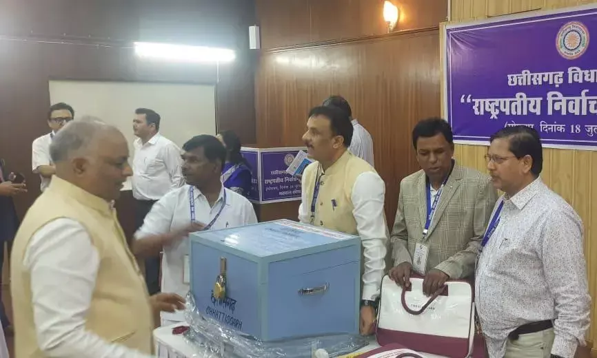 राष्ट्रपति निर्वाचन के लिए मतदान शुरू, इन फ़ोटो में देखें मतदान करते मंत्री और विधायकों को...