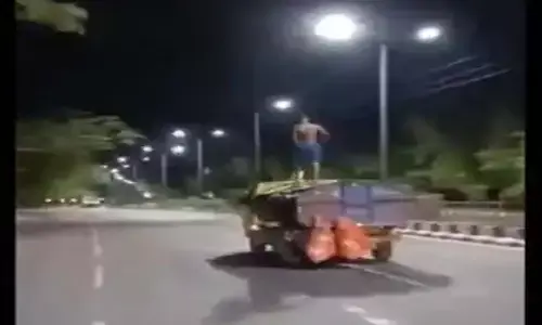 चलती गाड़ी में युवक बन रहा था शक्तिमान, कचरे की गाड़ी से सीधे गिरा सड़क पर... अब हुआ ये हाल